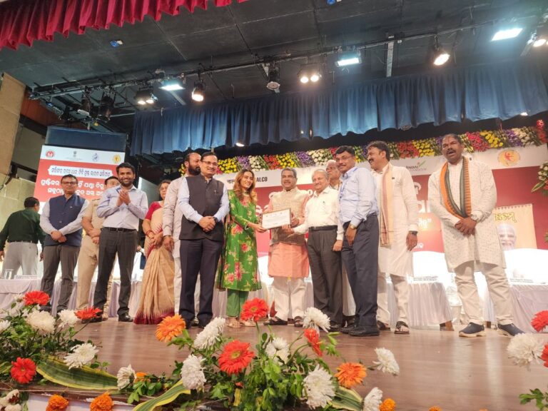 Minister_Dharmendra_Pradhan_honors_MCL